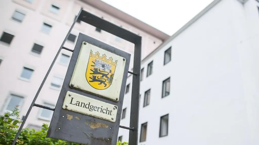 Ein-Schild-mit-der-Aufschrift-Landgericht-steht-vor-dem-Landgericht-Heilbronn
