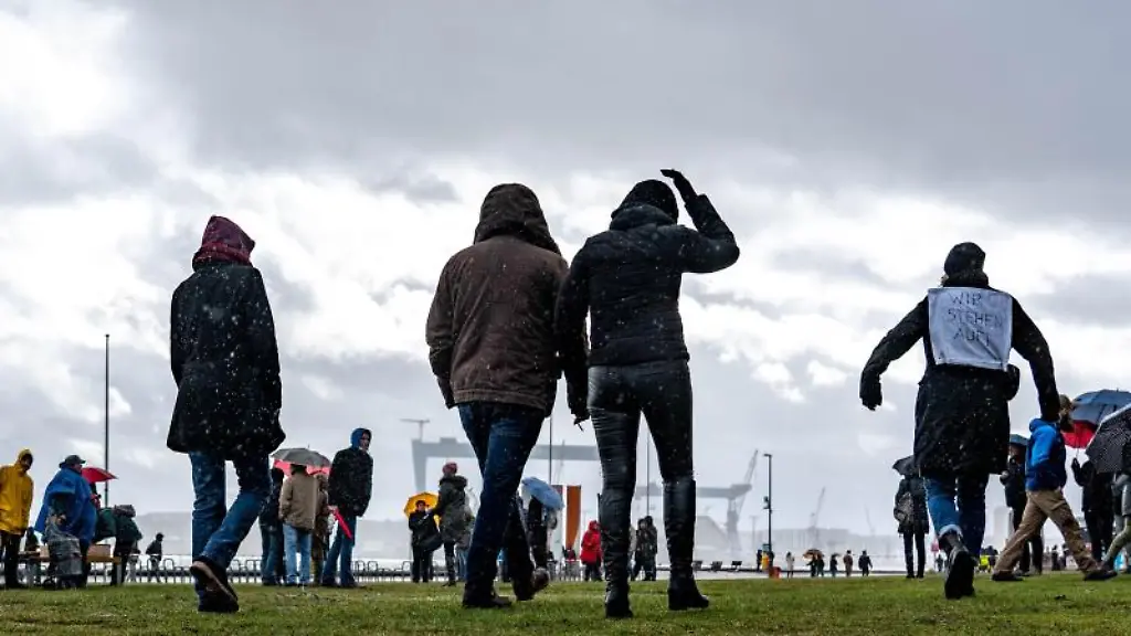Teilnehmer-der-Demonstration-gegen-die-Corona-Politik-der-Lockdowns-auf-der-Reventlouwiese