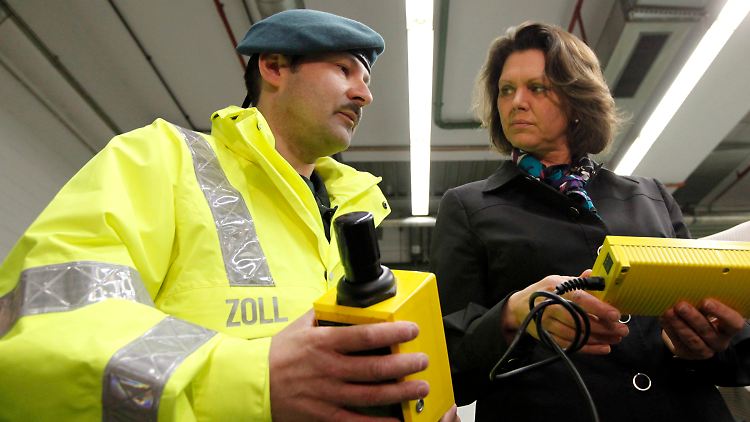 Der Zollbeamte und Strahlenschutzbeauftragte Laurent von Hofe erklärt Bundesverbraucherministerin Ilse Aigner die Funktionsweise eines Dosimeter-Strahlenmessgeräts.