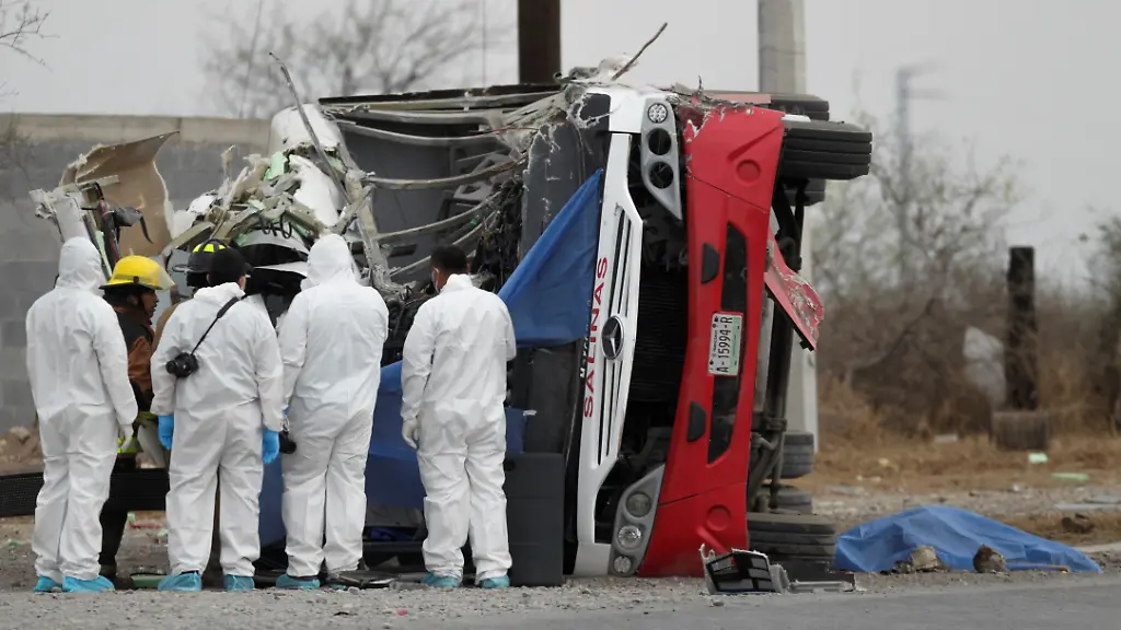 Forensiker-an-der-Unfallstelle-in-Mexiko