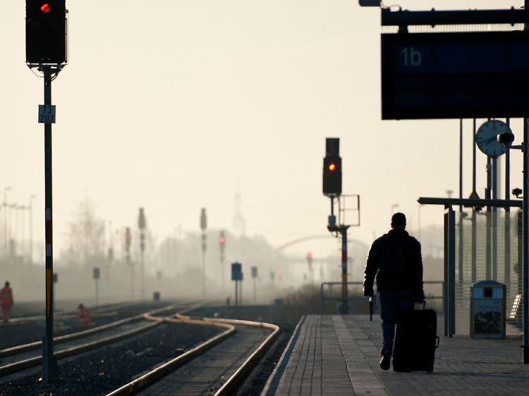 Schon wieder alleine am Bahnsteig? Streikerprobte Bahnfahrer informieren sich vor Reiseantritt im Internet.