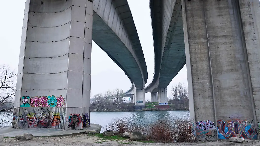 Am-Stadtrand-von-Paris-wurde-die-Leiche-einer-14-jaehrigen-Schuelerin-in-der-Seine-gefunden