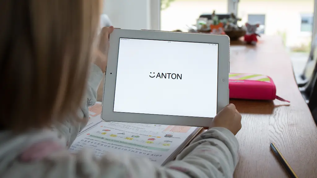 Vor-und-Nachname-der-Schuelerinnen-und-Schueler-Klassenzugehoerigkeit-Schule-Lernfortschritte-haetten-von-aussen-abgegriffen-werden-koennen-teilte-der-Bayerische-Rundfunk-mit