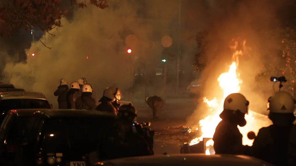 Vielerorts-im-gutbuergerlichen-Athener-Stadtteil-Nea-Smyrni-war-es-zu-Braenden-gekommen