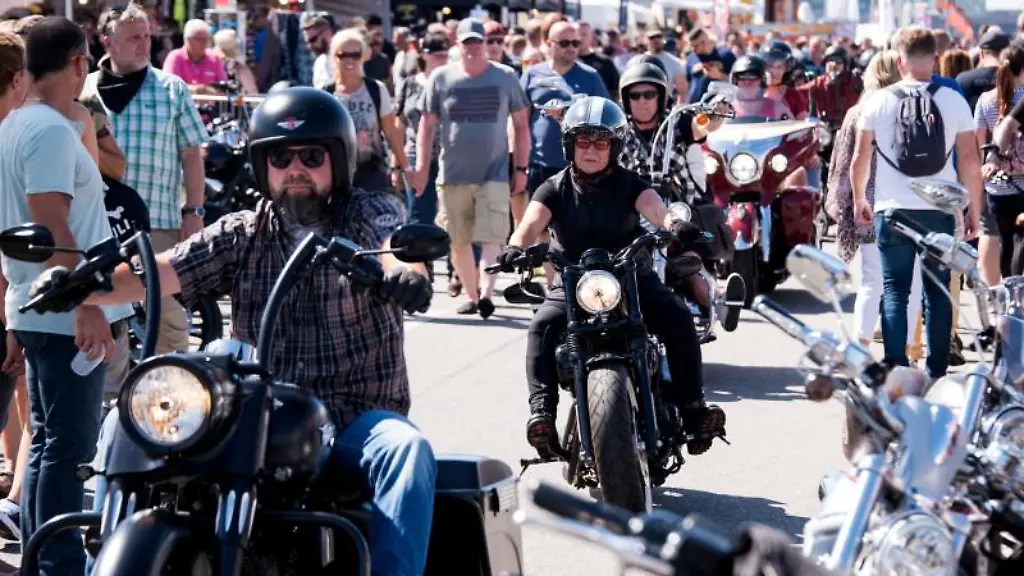Harley-Davidson-Motorraeder-fahren-waehrend-der-Harley-Days-2019-auf-dem-Gelaende-am-Grossmarkt