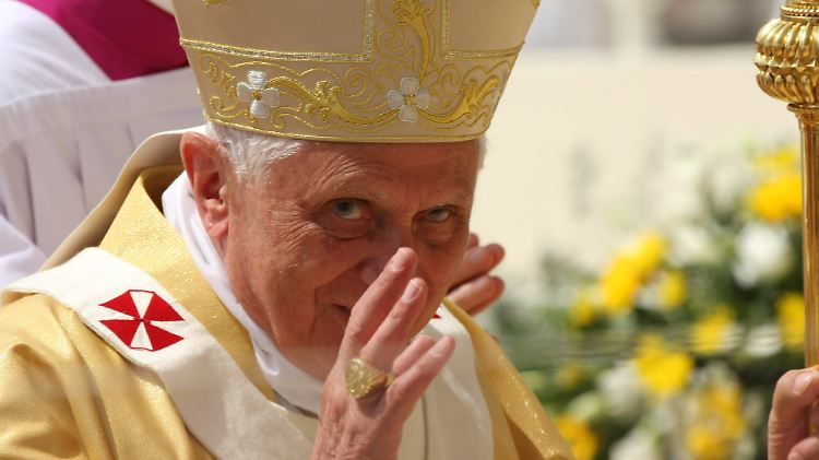 Der Papst hielt vor 50.000 Christen eine Messe am "Berg des Absturzes" bei Nazareth.