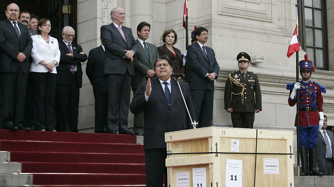 Staatspräsident García mit einer der Kisten.