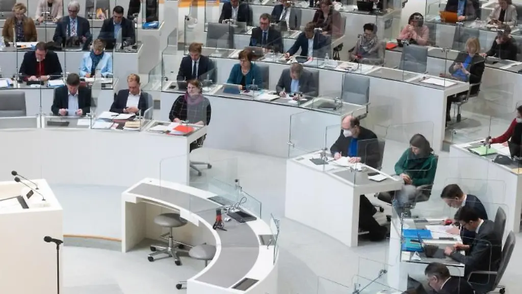 Blick-in-den-Plenarsaal-des-niedersaechsischen-Landtags