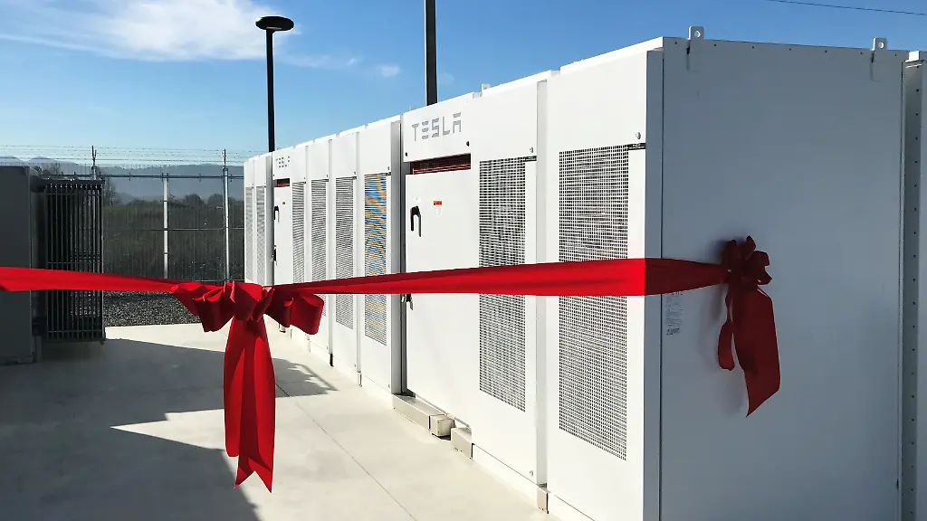 2017-07-10T194846Z-1968284974-RC1516093BB0-RTRMADP-3-AUSTRALIA-POWER-TESLA