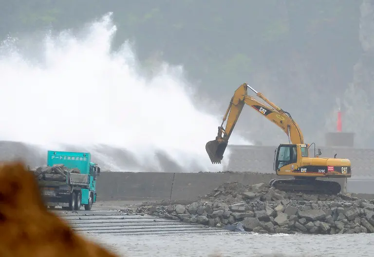 2011-05-30T120000Z-936846731-GM1E75U1IF401-RTRMADP-3-JAPAN