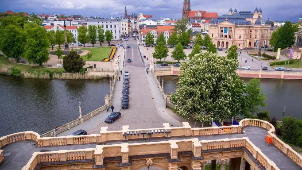 Blick-vom-Schlossturm-auf-die-Innenstadt-von-Schwerin
