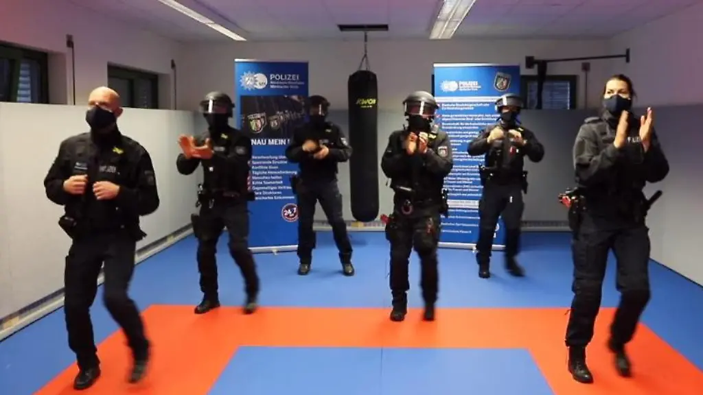 Beamte-der-Polizei-tanzen-in-einem-Video-im-Rahmen-der-Jerusalema-Challenge