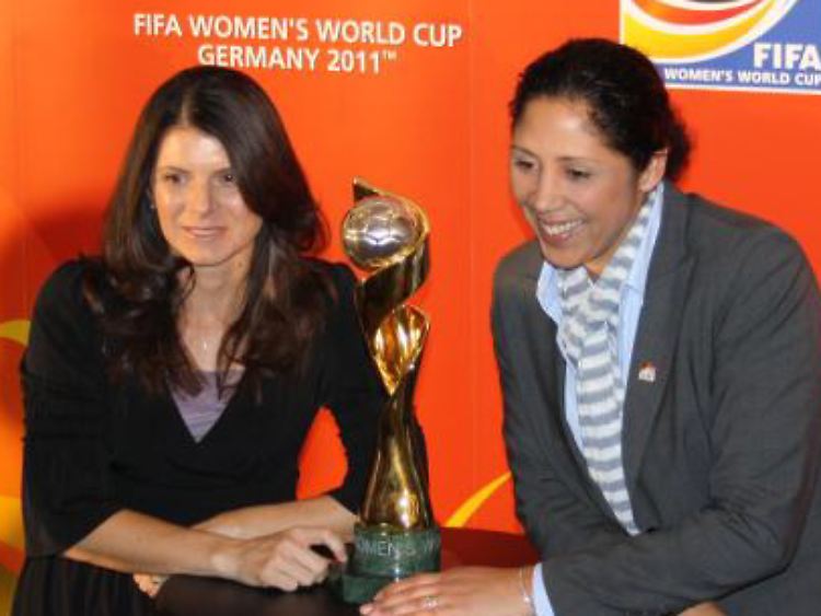 "Als Weltklassespielerin hat sie es verdient, Botschafterin des Frauenfußballs zu sein." Sagt Steffi Jones, rechts, über Mia Hamm.