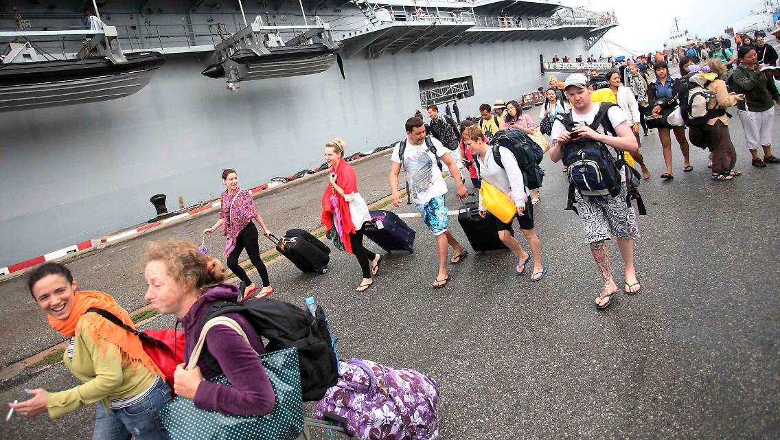 Gerettet: Von der überfluteten Insel Koh Tao evakuierte Touristen bei der Ankunft auf der Royal Thai Navy base in Sattahip.