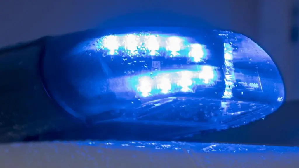 Ein-Blaulicht-leuchtet-auf-dem-Dach-einer-Polizeistreife