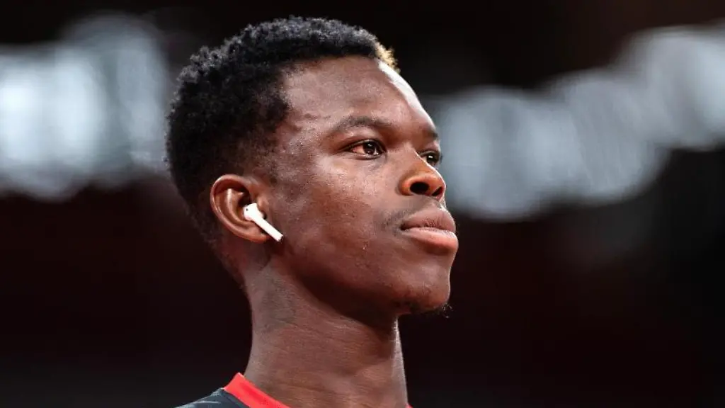 Dennis-Schroeder-steht-mit-Ohrhoerern-beim-Aufwaermen-in-der-Halle