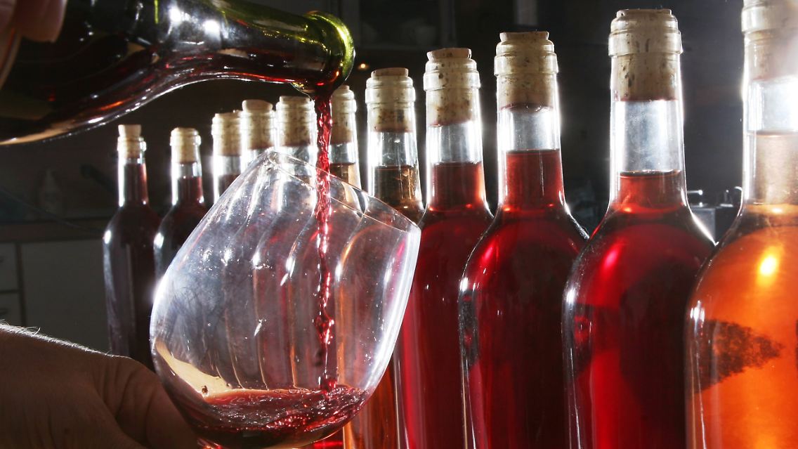 Sieben Fässer Wein können uns nicht gefährlich sein? Von wegen: Zwei Flaschen reichen für den Rauswurf.