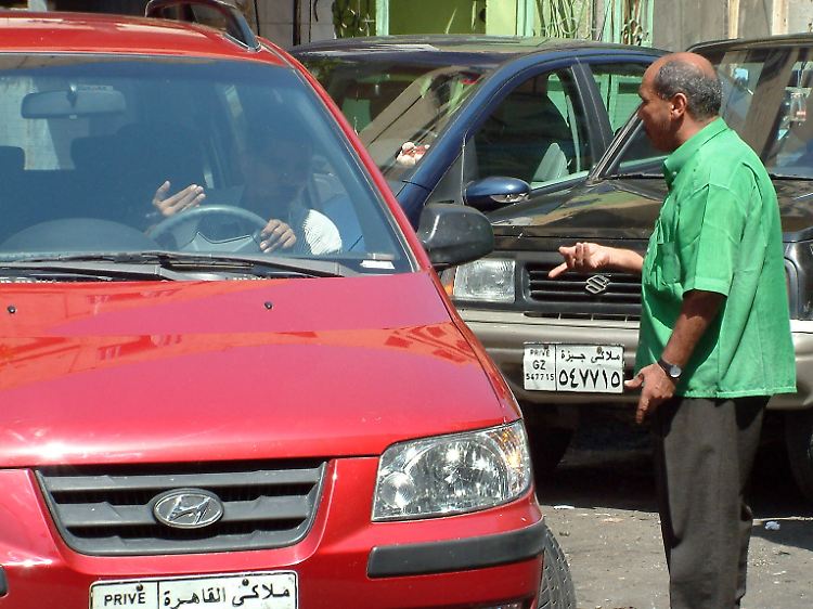 Parkeinweiser in der Kairoer Innenstadt - auch er erwartet ein Trinkgeld.