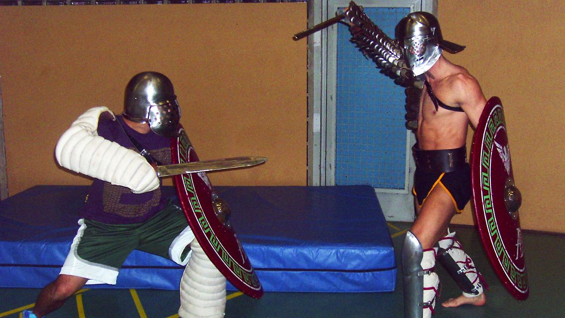 Jan Krüger (r), Gründer der Gladiatorenschule Trier, übt in einer Turnhalle in Trier mit seinem Schüler Lennart Gawell.