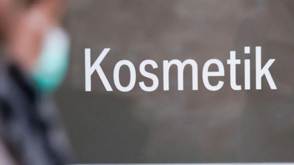 Kosmetik-steht-auf-einer-Eingangstuer-eines-Kosmetikstudios