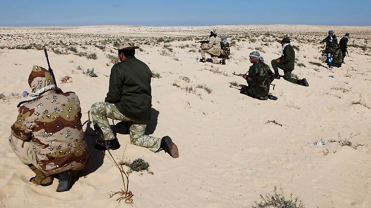 In der libyschen Wüste warten Kämpfer auf den Gegenstoß der Pro-Gaddafi-Truppen.