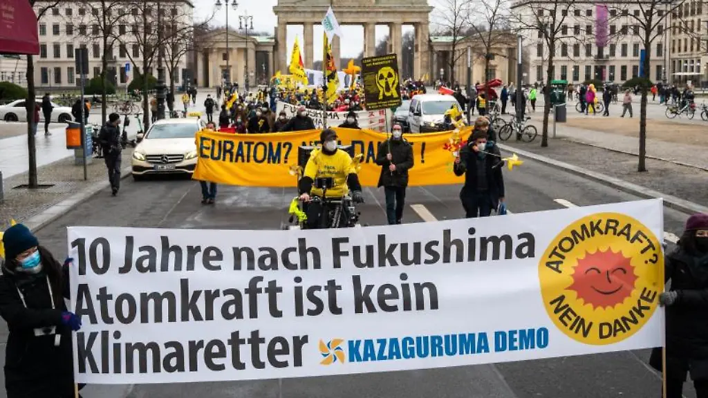 Atomkraft-Gegner-demonstrieren-auf-der-Strasse-Unter-den-Linden-vor-dem-Brandenburger-Tor