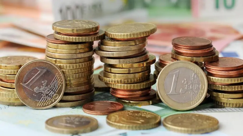 Euro-Muenzen-auf-Euro-Banknoten