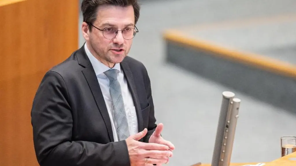 Thomas-Kutschaty-SPD-Fraktionsvorsitzender-spricht-im-Plenum-des-Landtages