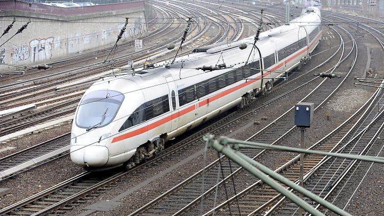 Einfahrt in den Hamburger Hauptbahnhof.