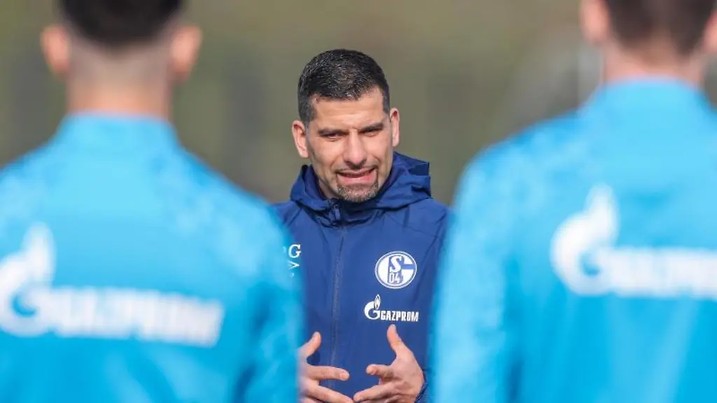 Dimitrios-Grammozis-neuer-Trainer-des-FC-Schalke-04-spricht-mit-der-Mannschaft