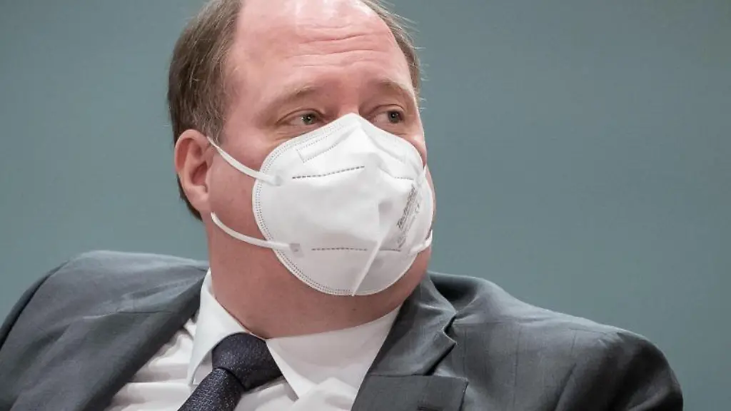 Helge-Braun-CDU-wartet-im-Kanzleramt