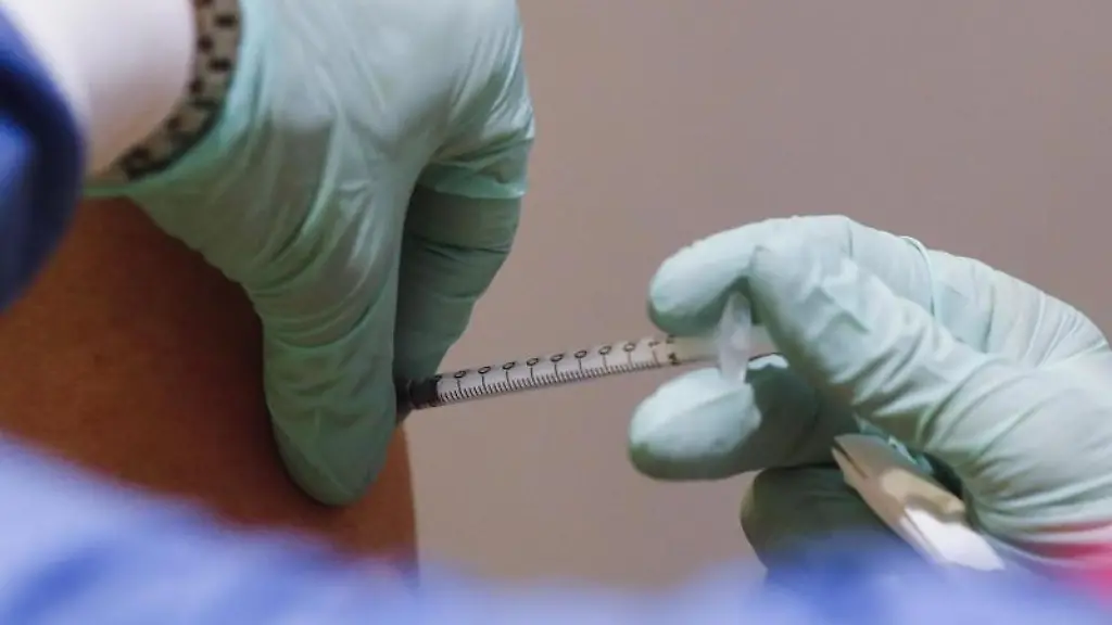 Eine-Corona-Schutzimpfung-wird-durchgefuehrt