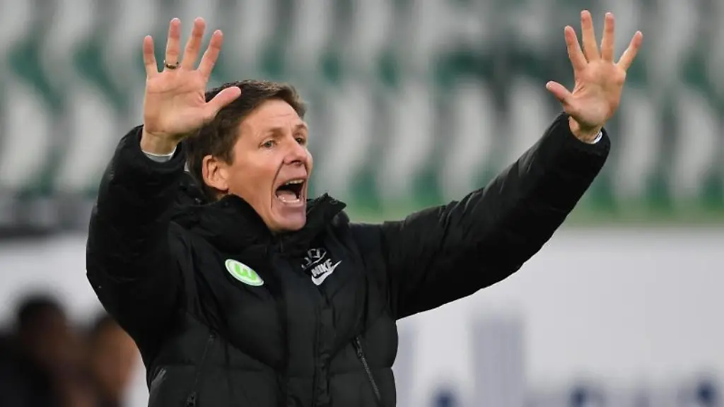 Wolfsburgs-Trainer-Oliver-Glasner-gibt-Anweisungen