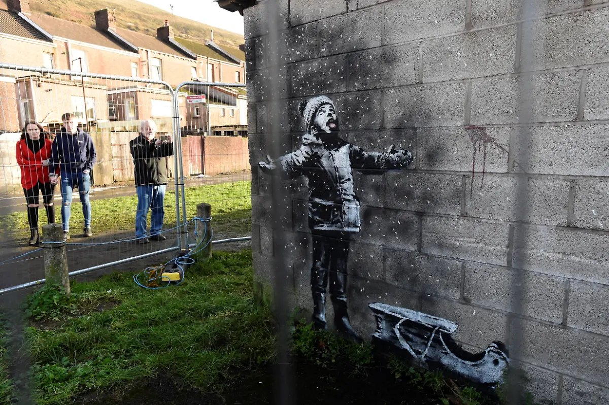 2018-12-22T135332Z-458324184-RC1B312E48E0-RTRMADP-3-BRITAIN-BANSKY
