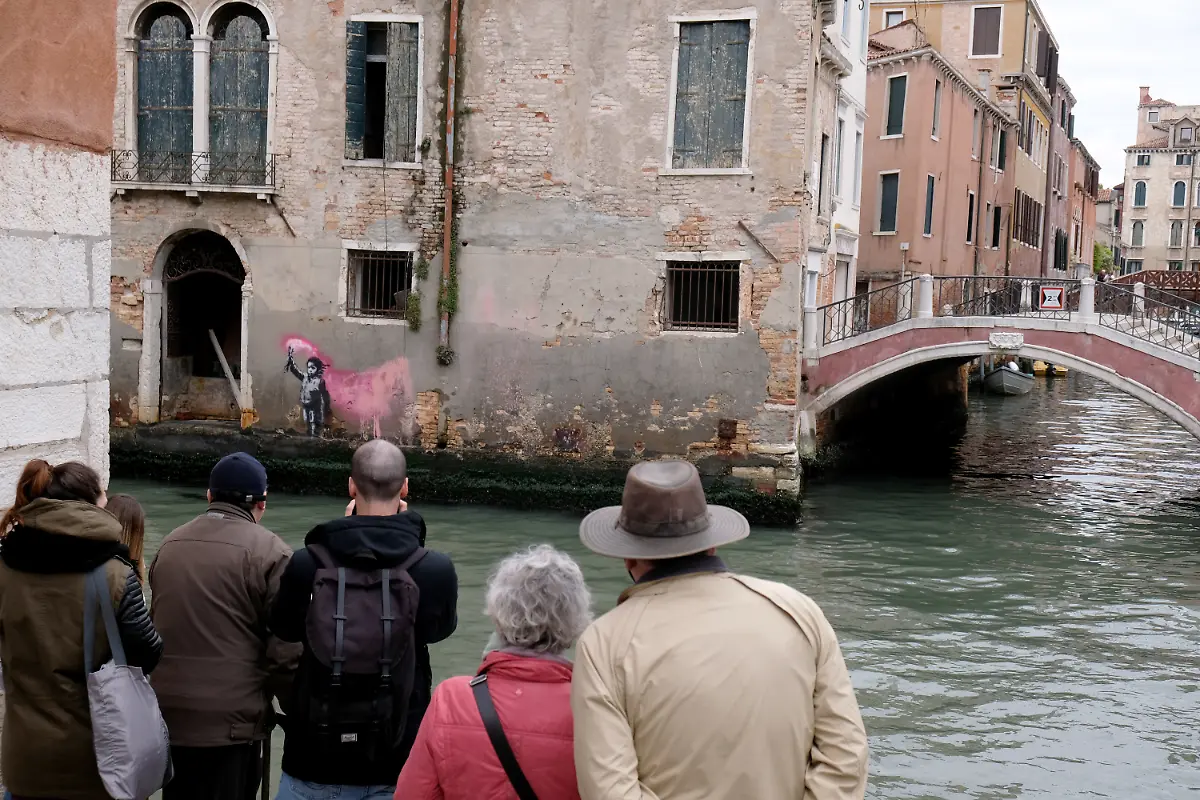 2019-05-24T150012Z-1766559130-RC1DD57BCE00-RTRMADP-3-ITALY-ART-BANKSY-VENICE