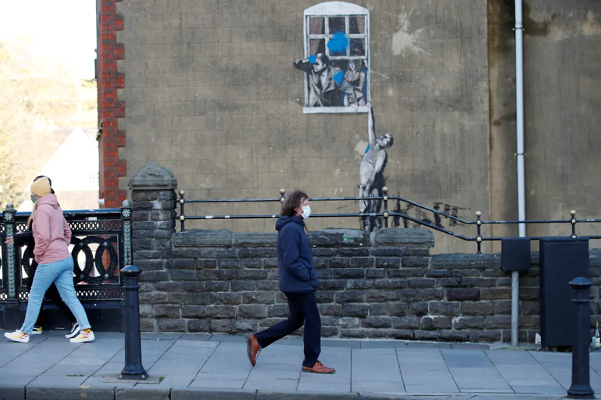 2020-11-04T144627Z-1346365057-RC2EWJ9B8RZR-RTRMADP-3-HEALTH-CORONAVIRUS-BRITAIN