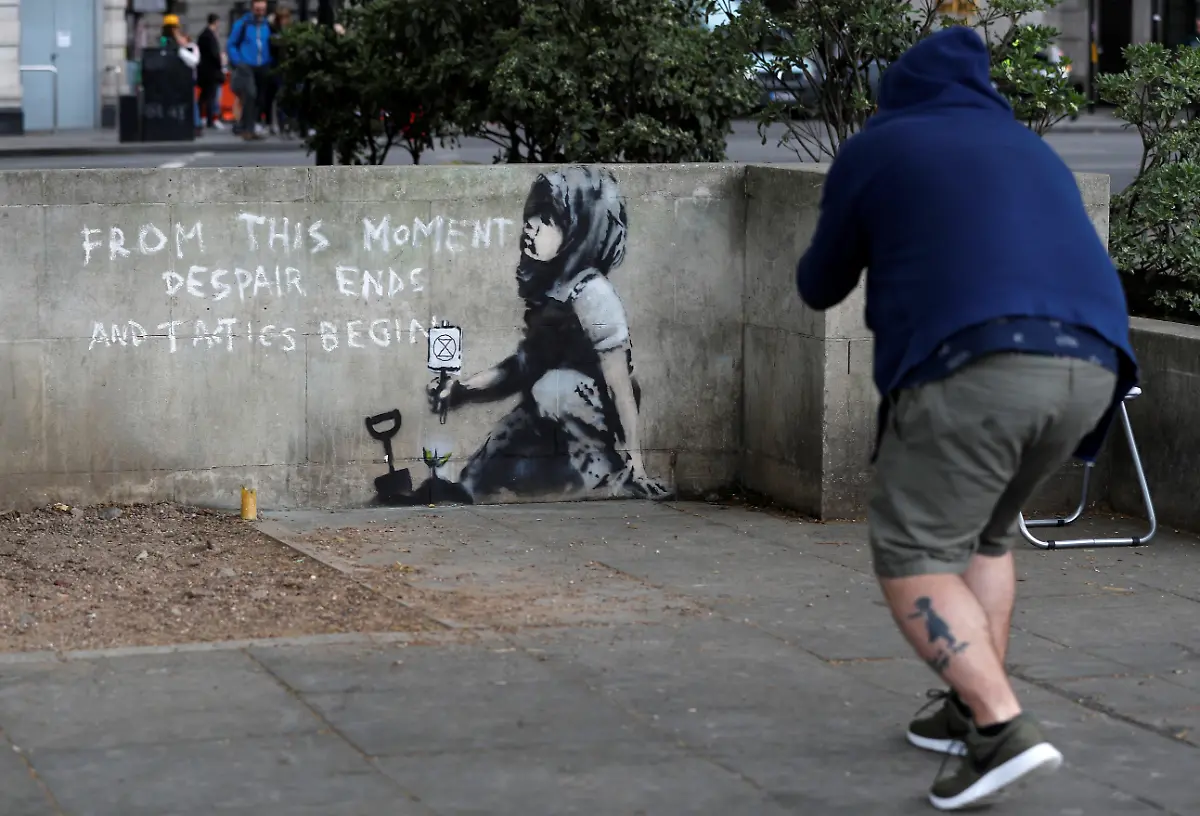 2019-04-26T113224Z-2053202225-RC15CD483370-RTRMADP-3-BRITAIN-PROTESTS-CLIMATE-CHANGE