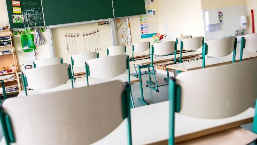 Ein-leerer-Klassenraum