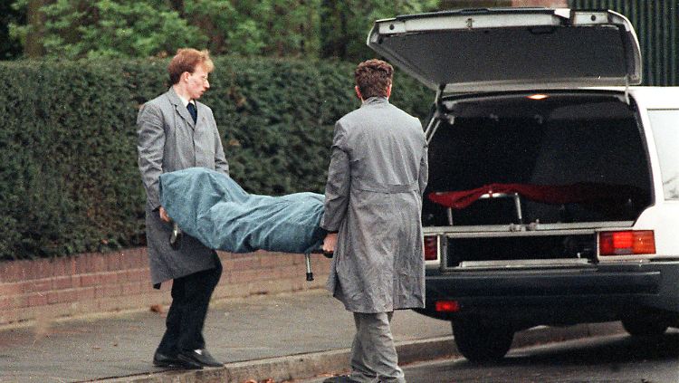 1991: Die Leiche Rohwedders wird aus dem Haus des Treuhandchefs gebracht.