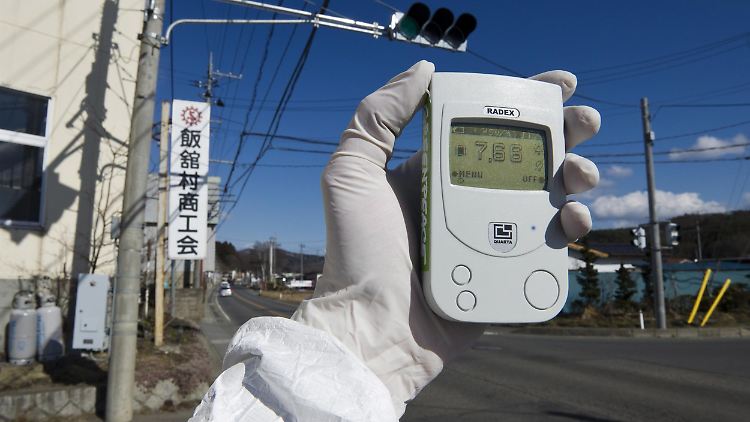 Strahlenmessung im japanischen Iitate, 40 Kilometer vom havarierten Atomkraftwerk Fukushima entfernt.
