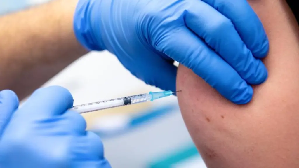 Eine-Person-wird-geimpft