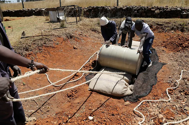 2021-02-22T100154Z-873824680-RC2MXL96GZRF-RTRMADP-3-KENYA-LOCUSTS-HARVESTING