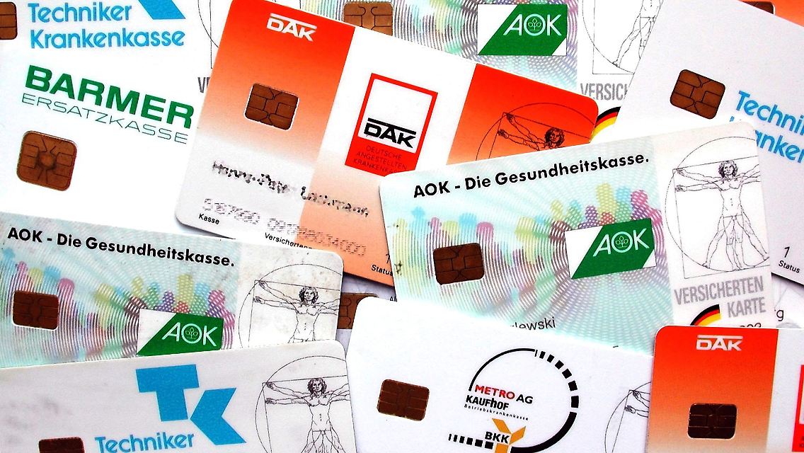 Die Krankenkassen dürfen einen Zusatzbeitrag einführen, wenn sie mit dem Geld aus dem Gesundheitsfonds nicht auskommen.