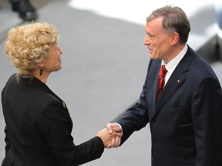 Die unterlegene Kandidatin der SPD, Gesine Schwan, gratuliert Horst Köhler zur Wiederwahl.