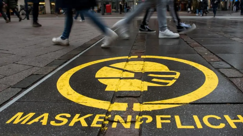 Ein-Piktogramm-weist-in-Hamburg-auf-die-Maskenpflicht-hin