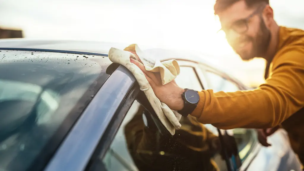 Nach-ein-paar-Handgriffen-ist-das-Auto-bereit-fuer-eine-Fruehlings-Spritztour