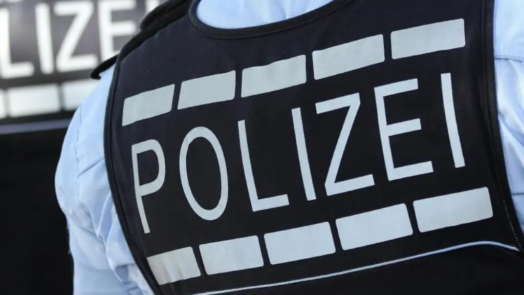 In-Polizei-Westen-gekleidete-Polizisten