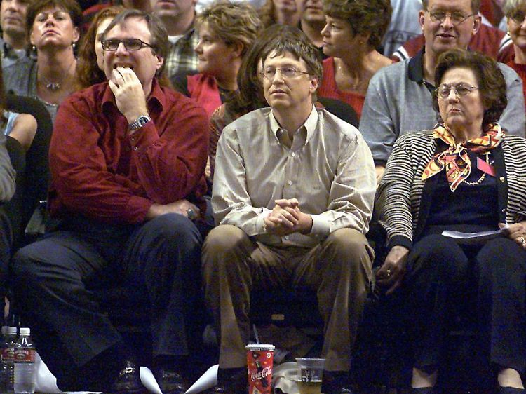 Bill Gates (Mitte) und Paul Allen verfolgen im Jahr 2000 in Portland das 3. Play Off-Spiel in der nordamerikanischen Basketballprofiliga NBA.