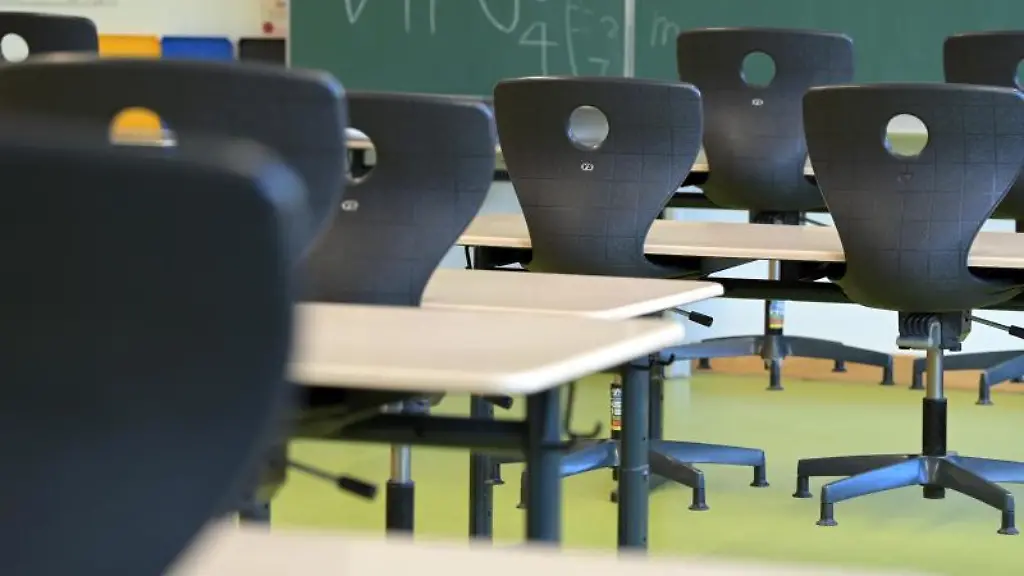 Stuehle-stehen-in-einem-leeren-Klassenzimmer