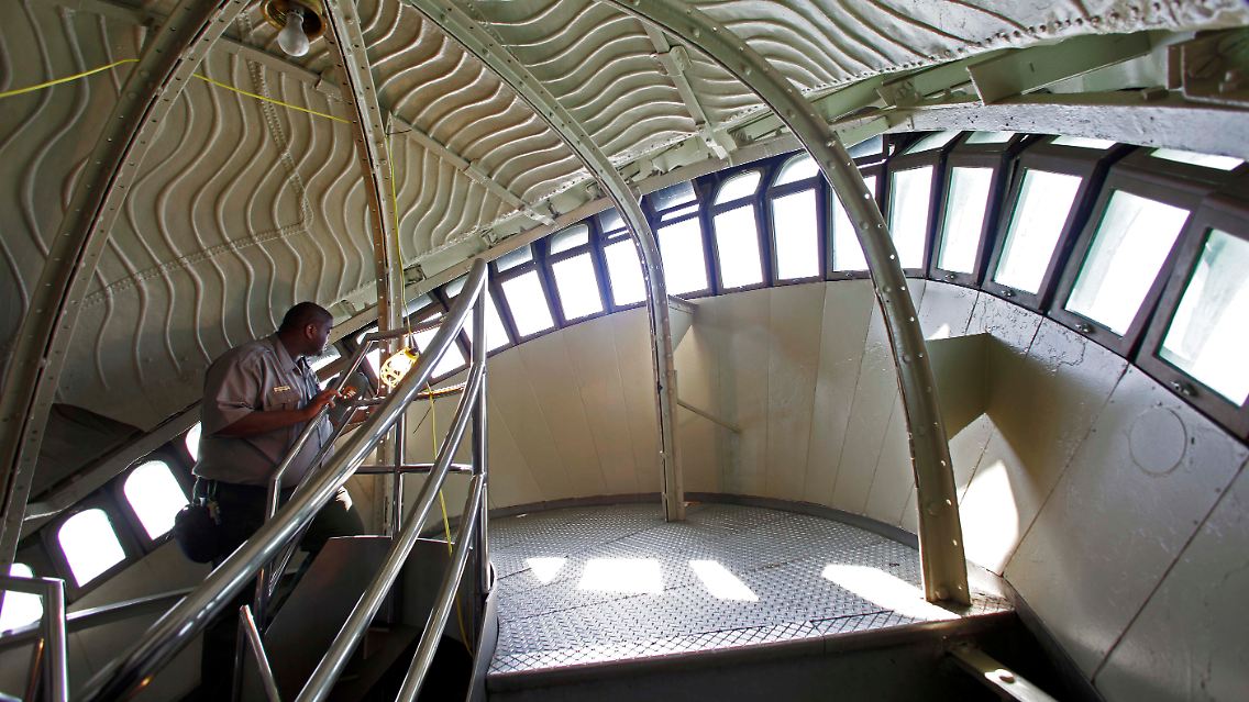 Über eine Wendeltreppe kommt man nach oben.